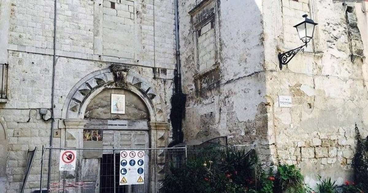 Tunnel sotterranei e scale spettacolari: l'antico e vilipeso primo Tribunale di Bari